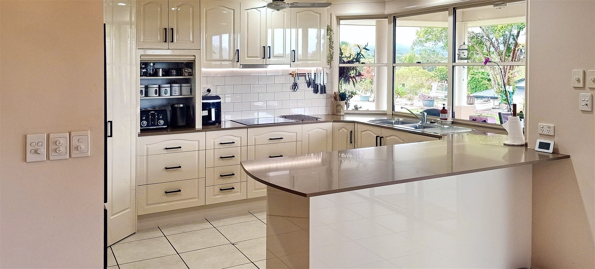 SPACIOUS 4/5 BED FAMILY HOME ON ACREAGE WITH STUNNING VIEWS, photo 3