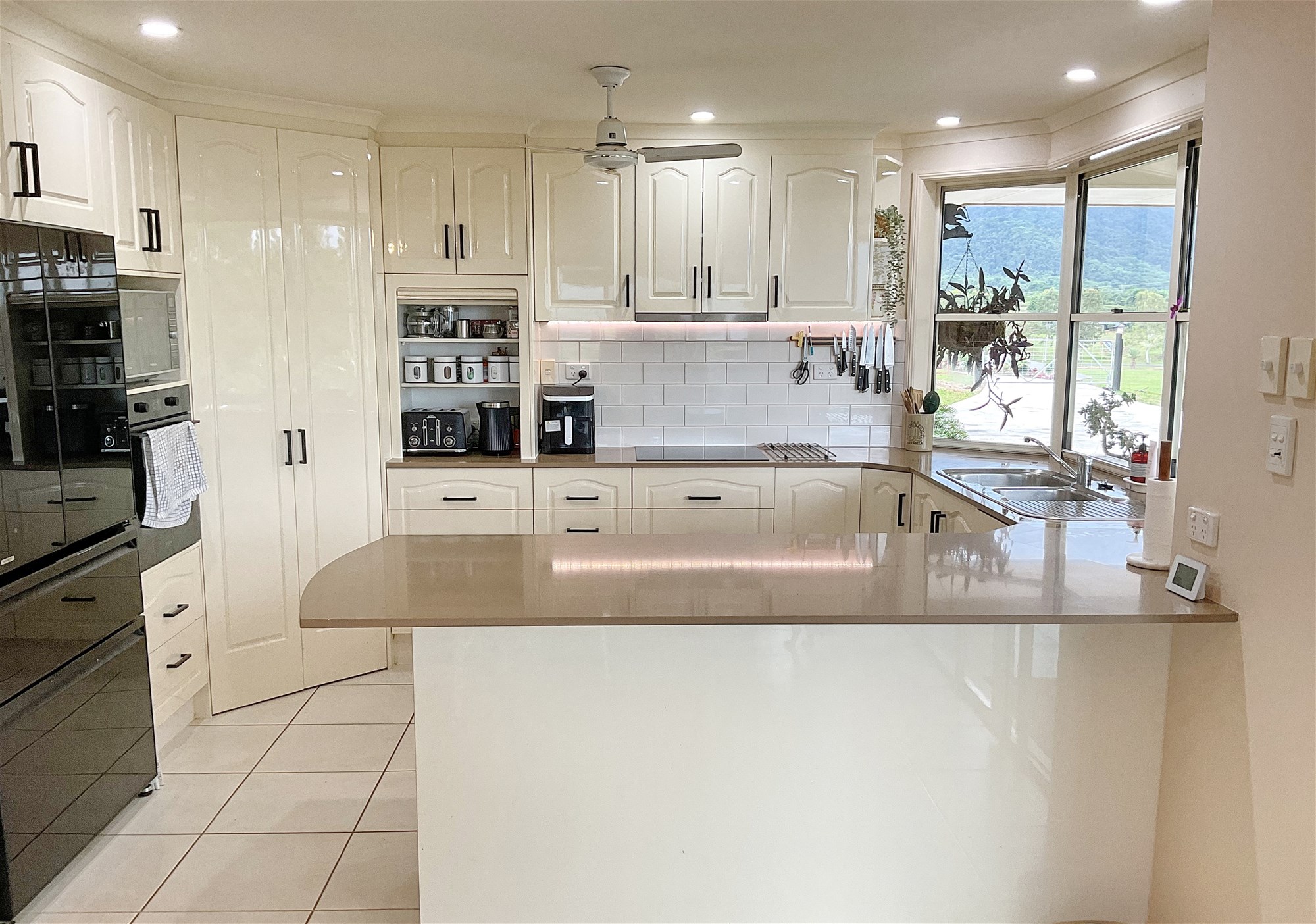 SPACIOUS 4/5 BED FAMILY HOME ON ACREAGE WITH STUNNING VIEWS, photo 4