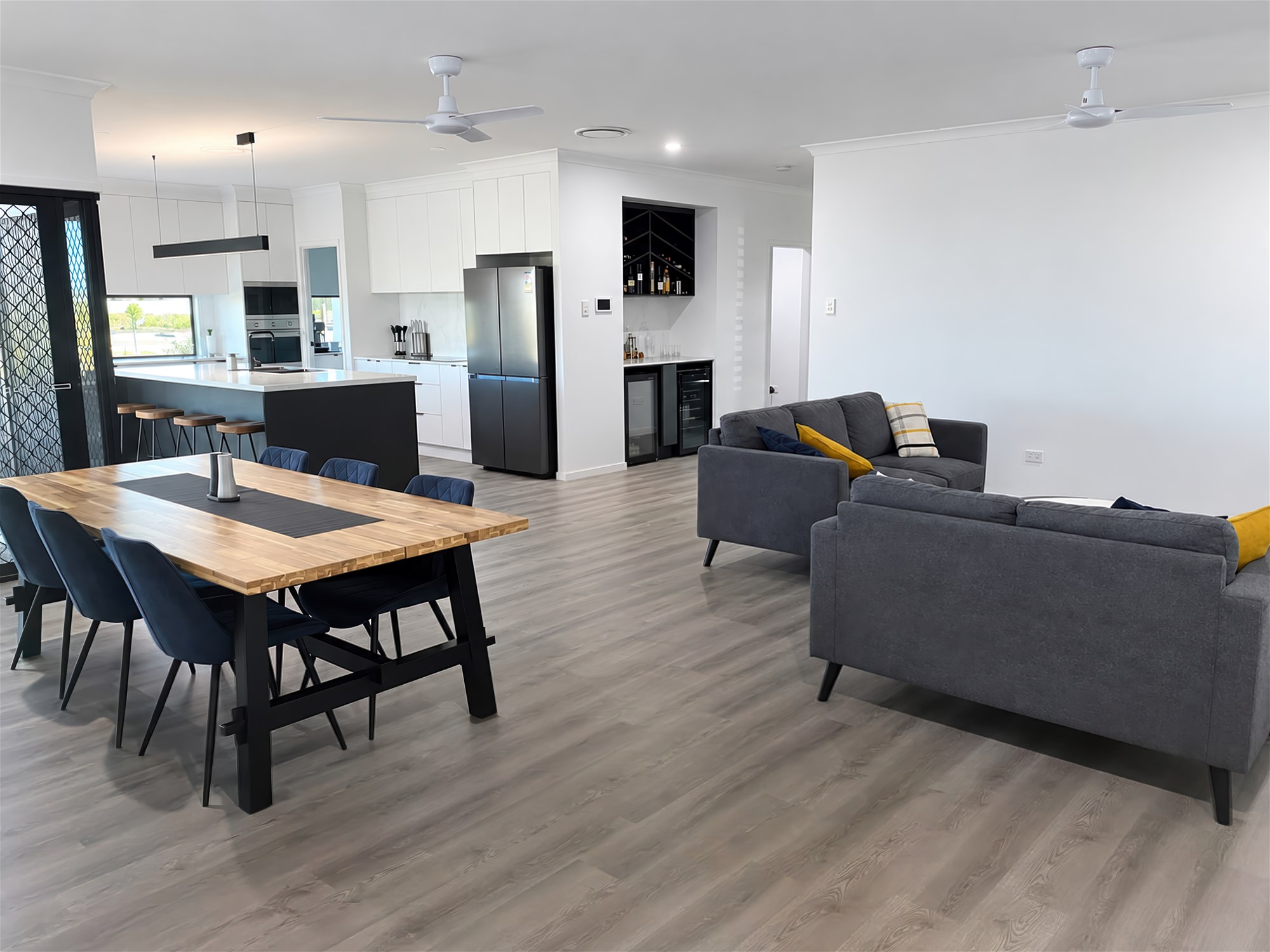 Impressive 2024-Built Family Home with Pool, Shed & Exceptional Entertaining, photo 2
