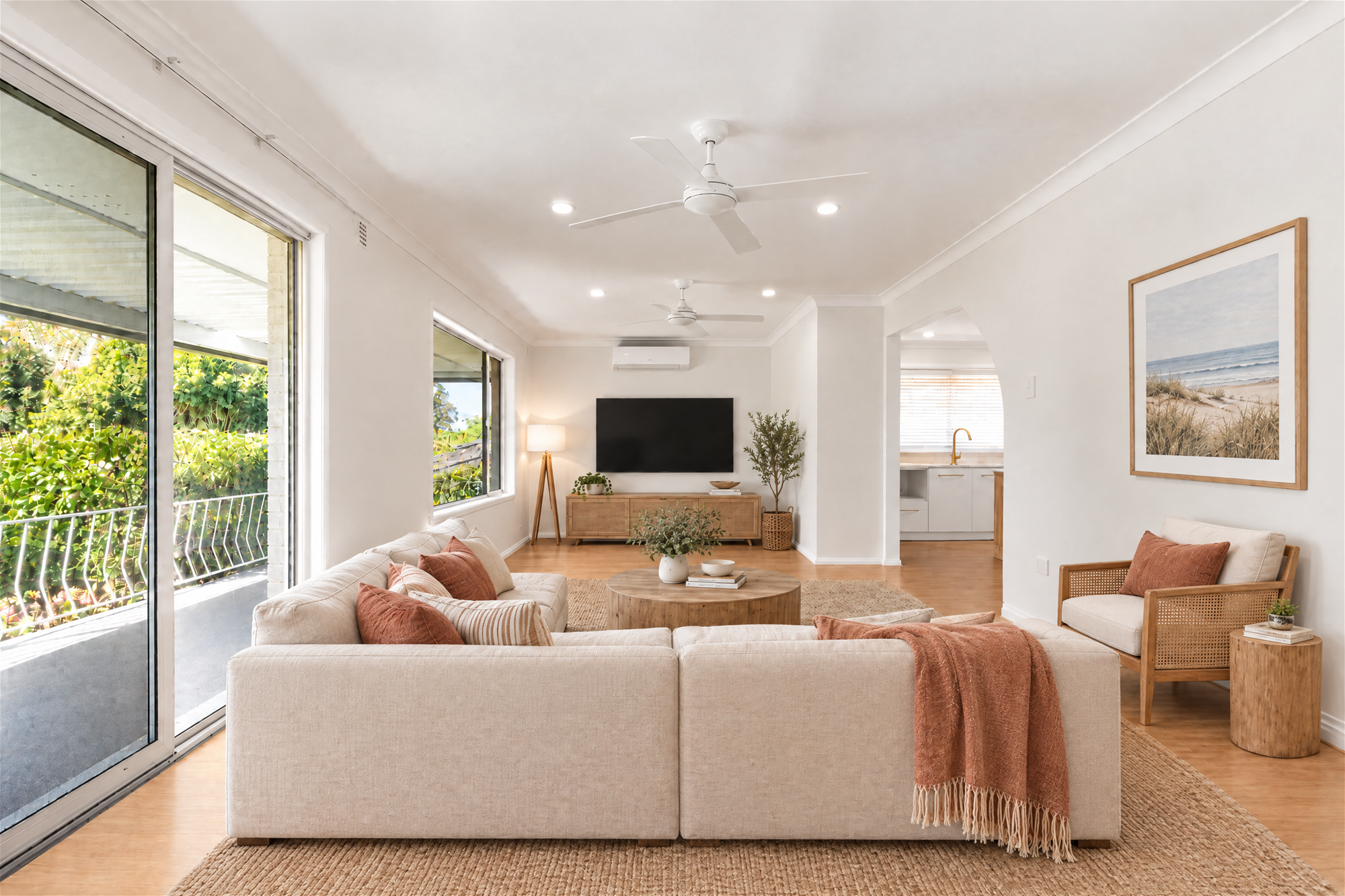 FULLY RENOVATED FAMILY LIVING WITH MASSIVE POWERED SHED, photo 4