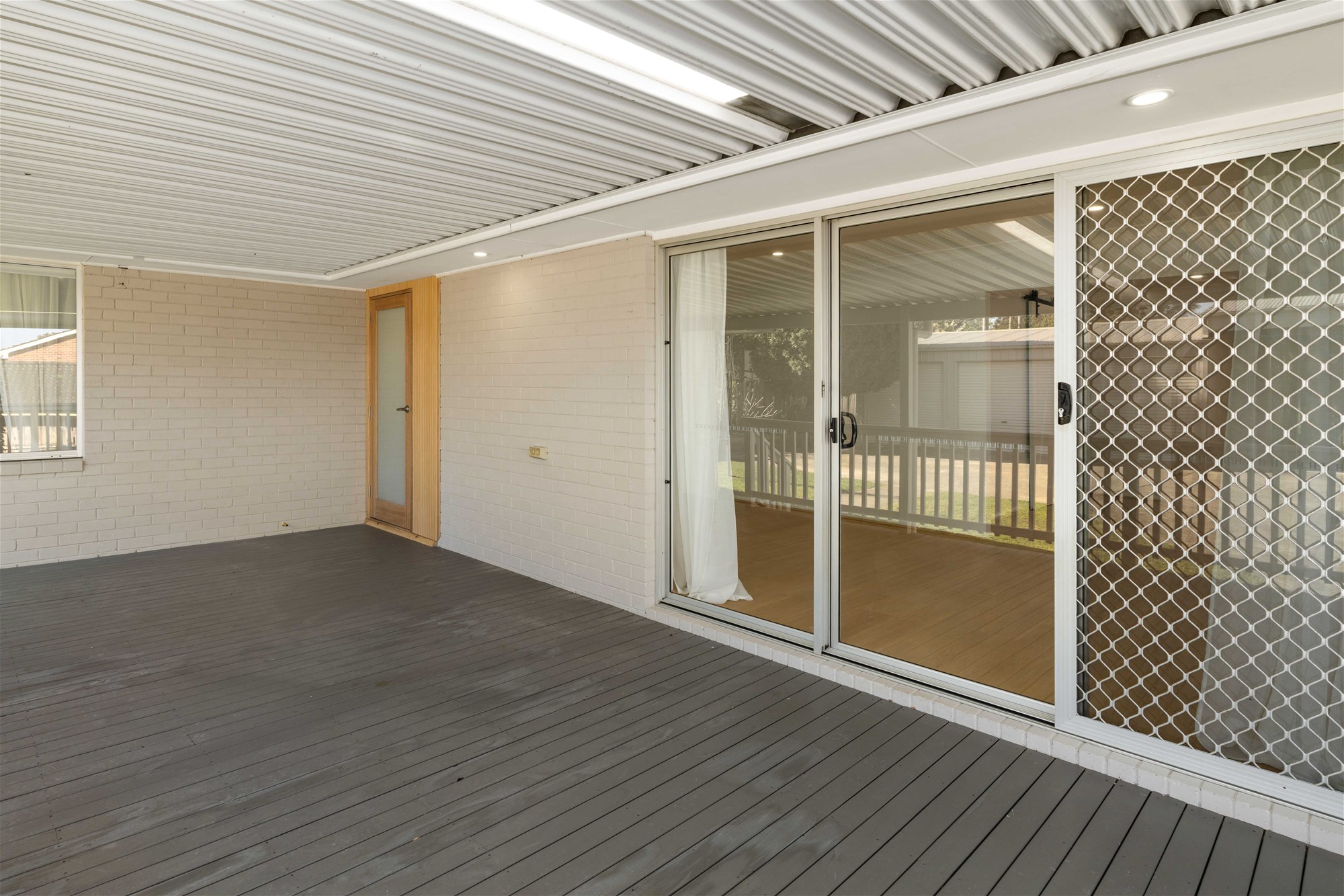 FULLY RENOVATED FAMILY LIVING WITH MASSIVE POWERED SHED, photo 19