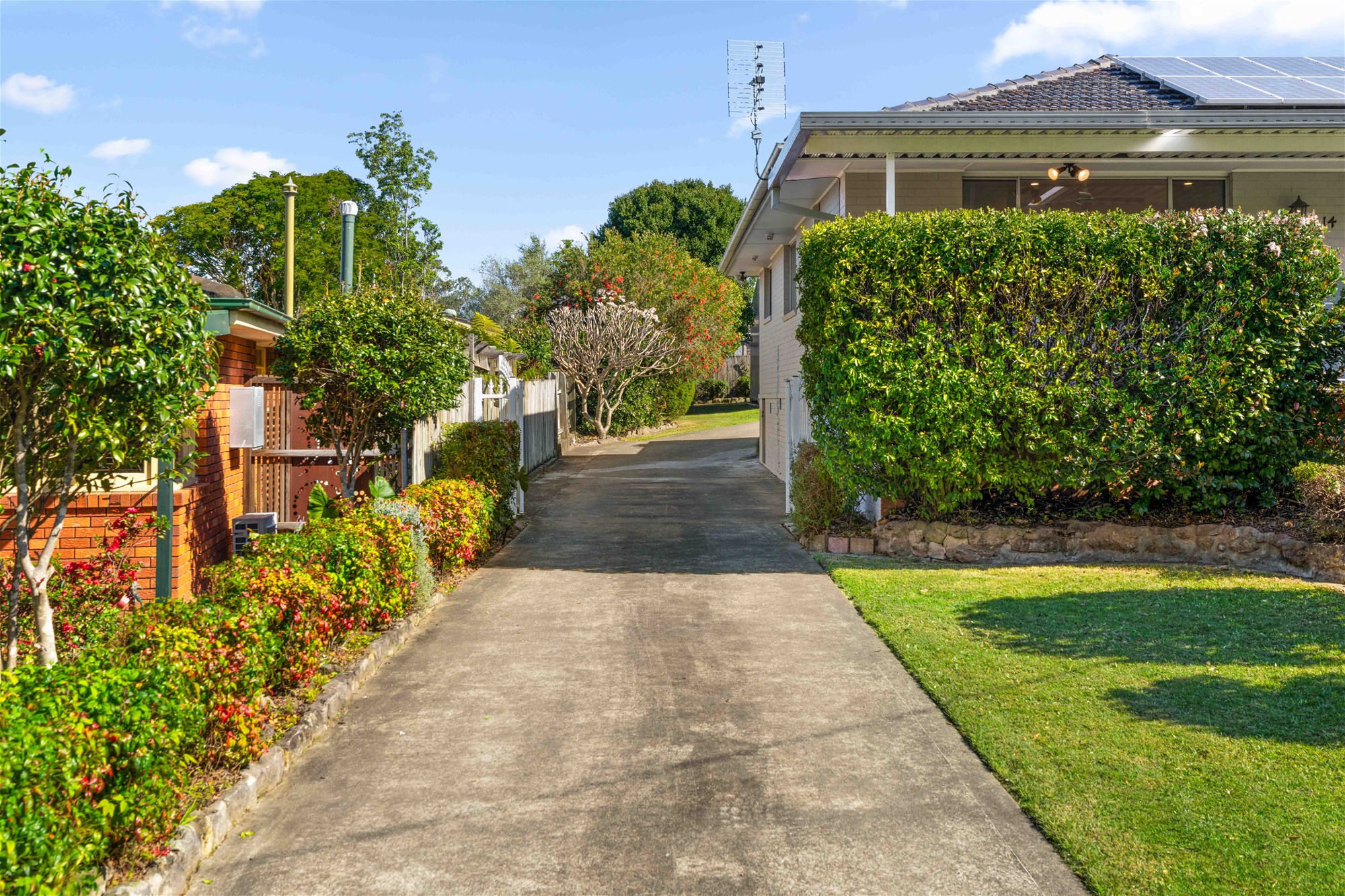 FULLY RENOVATED FAMILY LIVING WITH MASSIVE POWERED SHED, photo 2