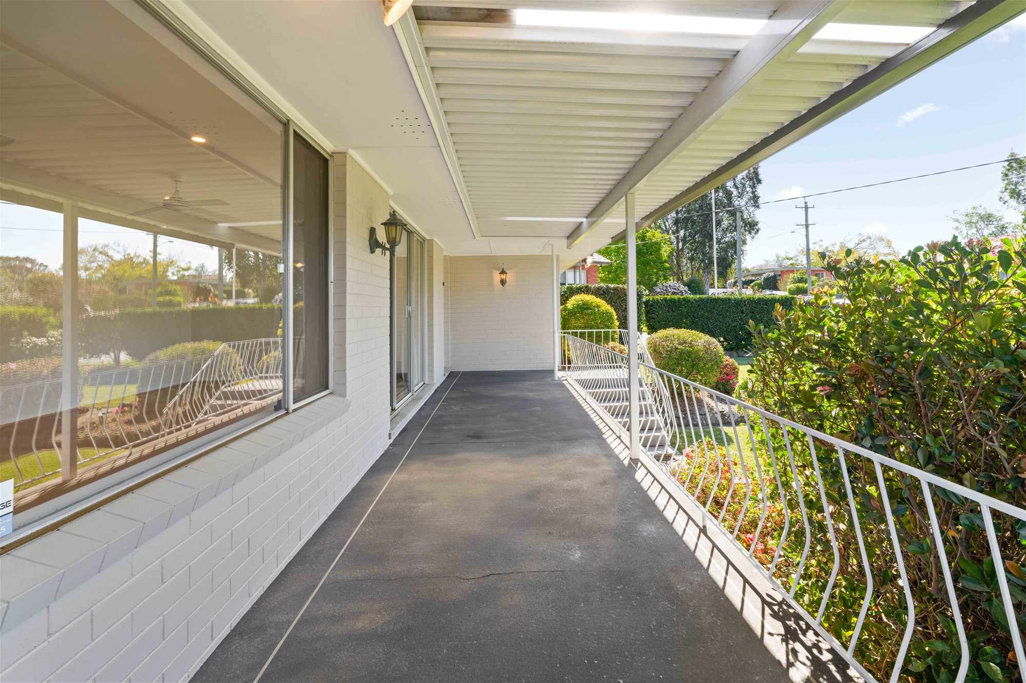 FULLY RENOVATED FAMILY LIVING WITH MASSIVE POWERED SHED, photo 3