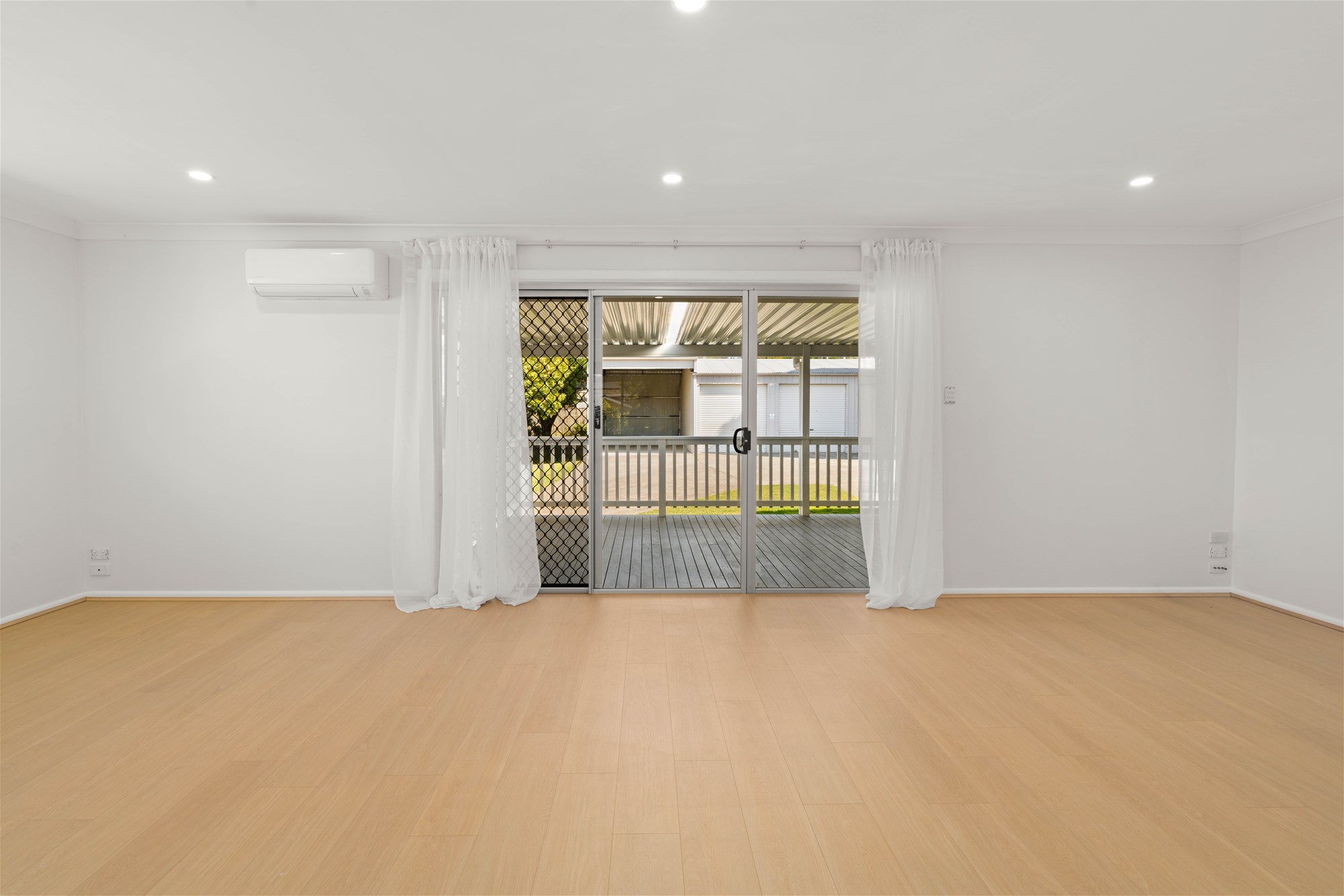 FULLY RENOVATED FAMILY LIVING WITH MASSIVE POWERED SHED, photo 9