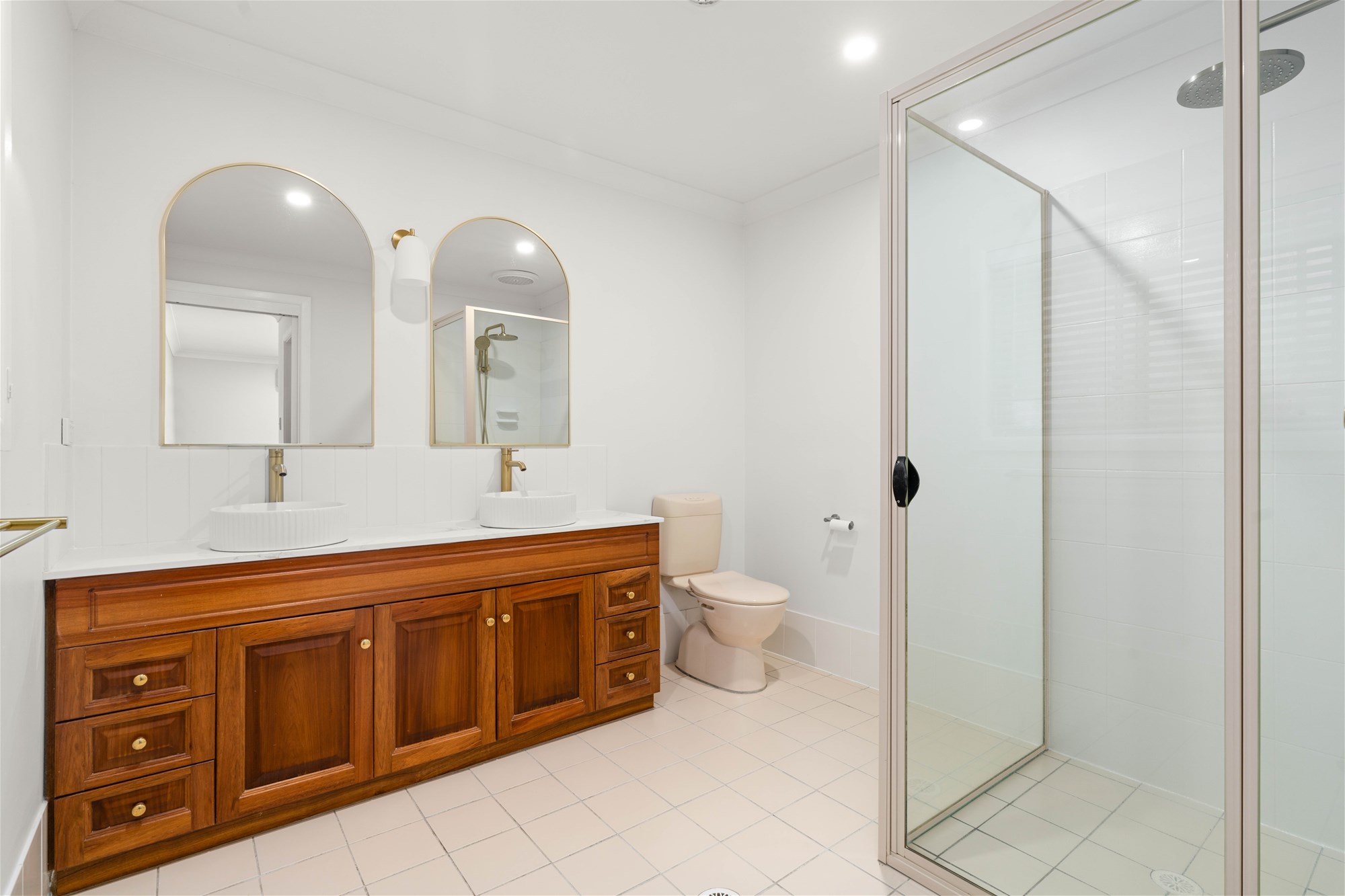 FULLY RENOVATED FAMILY LIVING WITH MASSIVE POWERED SHED, photo 14