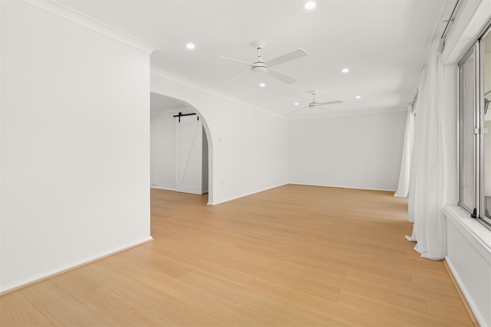 FULLY RENOVATED FAMILY LIVING WITH MASSIVE POWERED SHED, photo 5