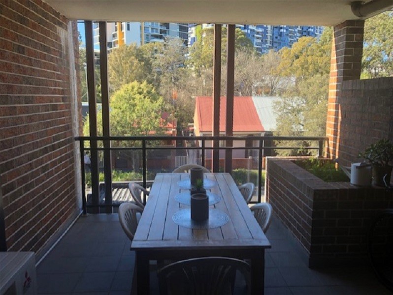 Over-sized 1 bedroom apartment