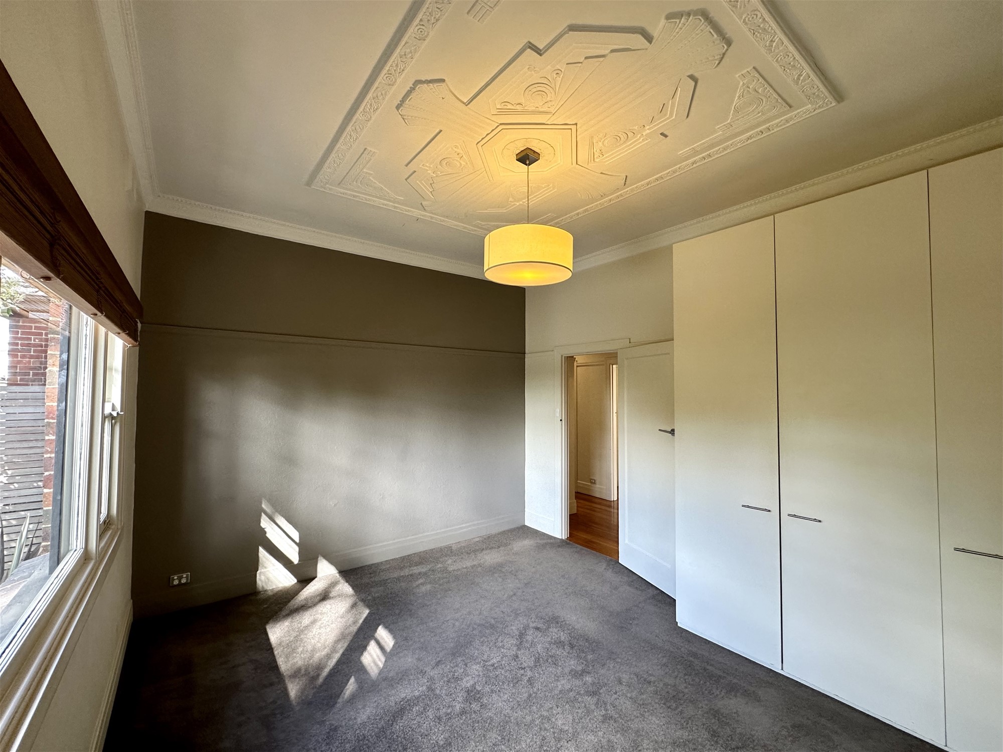 ART DECO CHARM IN QUIET 6