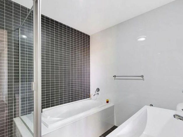 Bright, spacious, private, quiet and 5