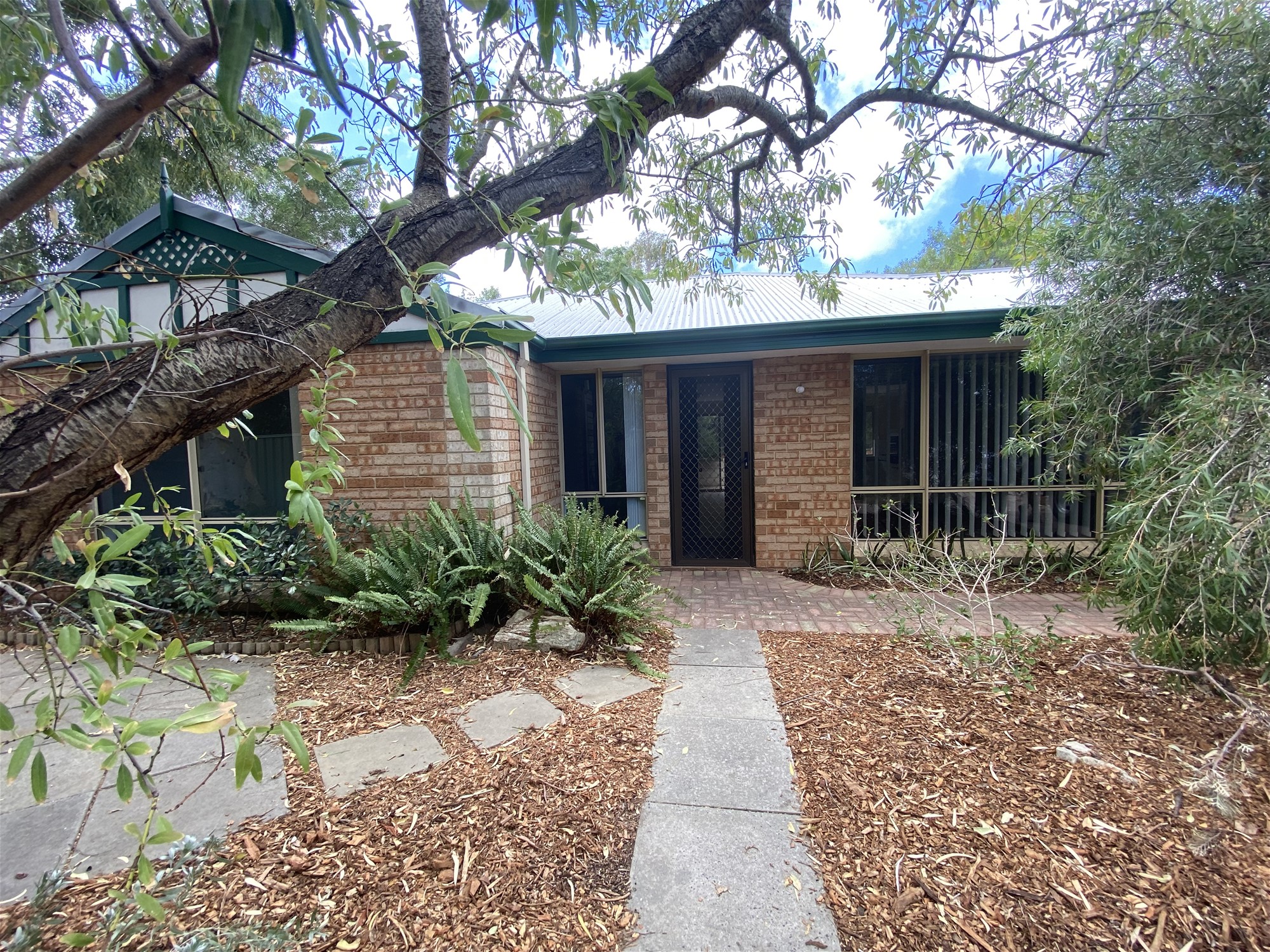 HILTON. 3-bed/1-bath, sparkling, well-maintained home.
