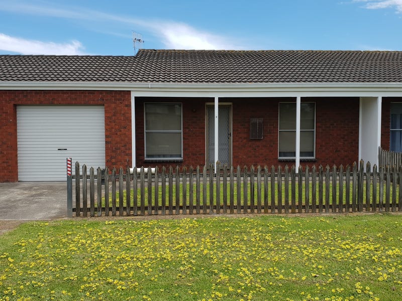 PORT FAIRY CENTRAL  2 BEDROOM UNIT LOCK UP GARAGE SECURE YARD