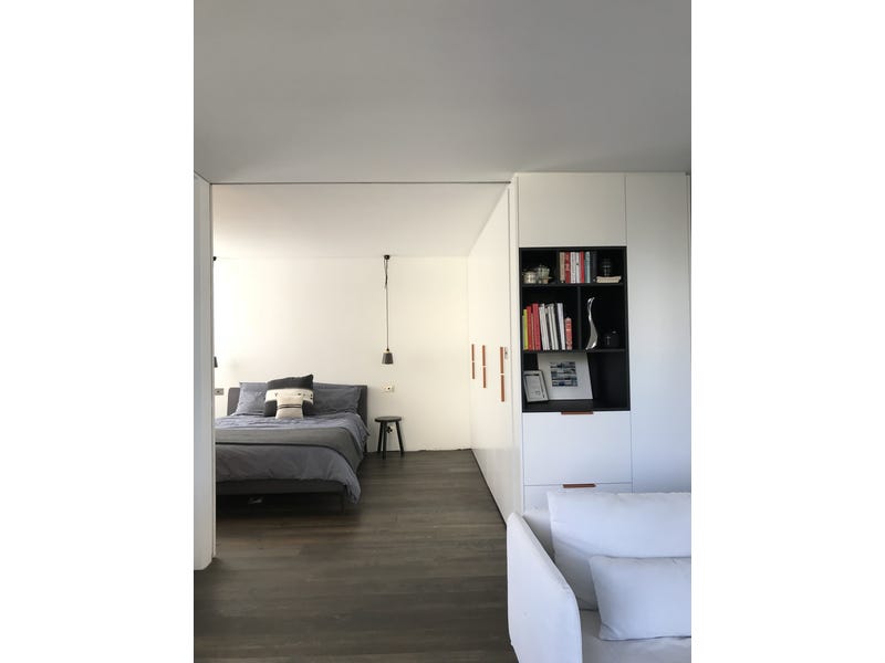 Stylish 1 bed apartment on 9