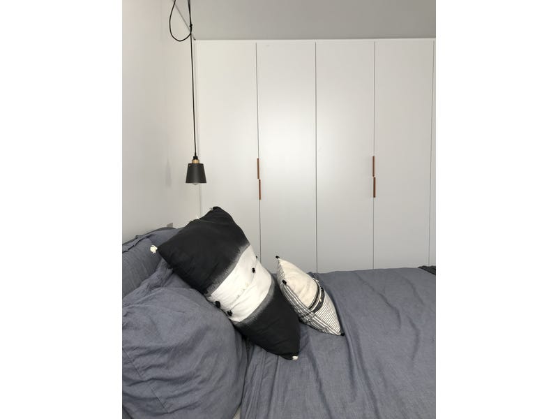 Stylish 1 bed apartment on 10