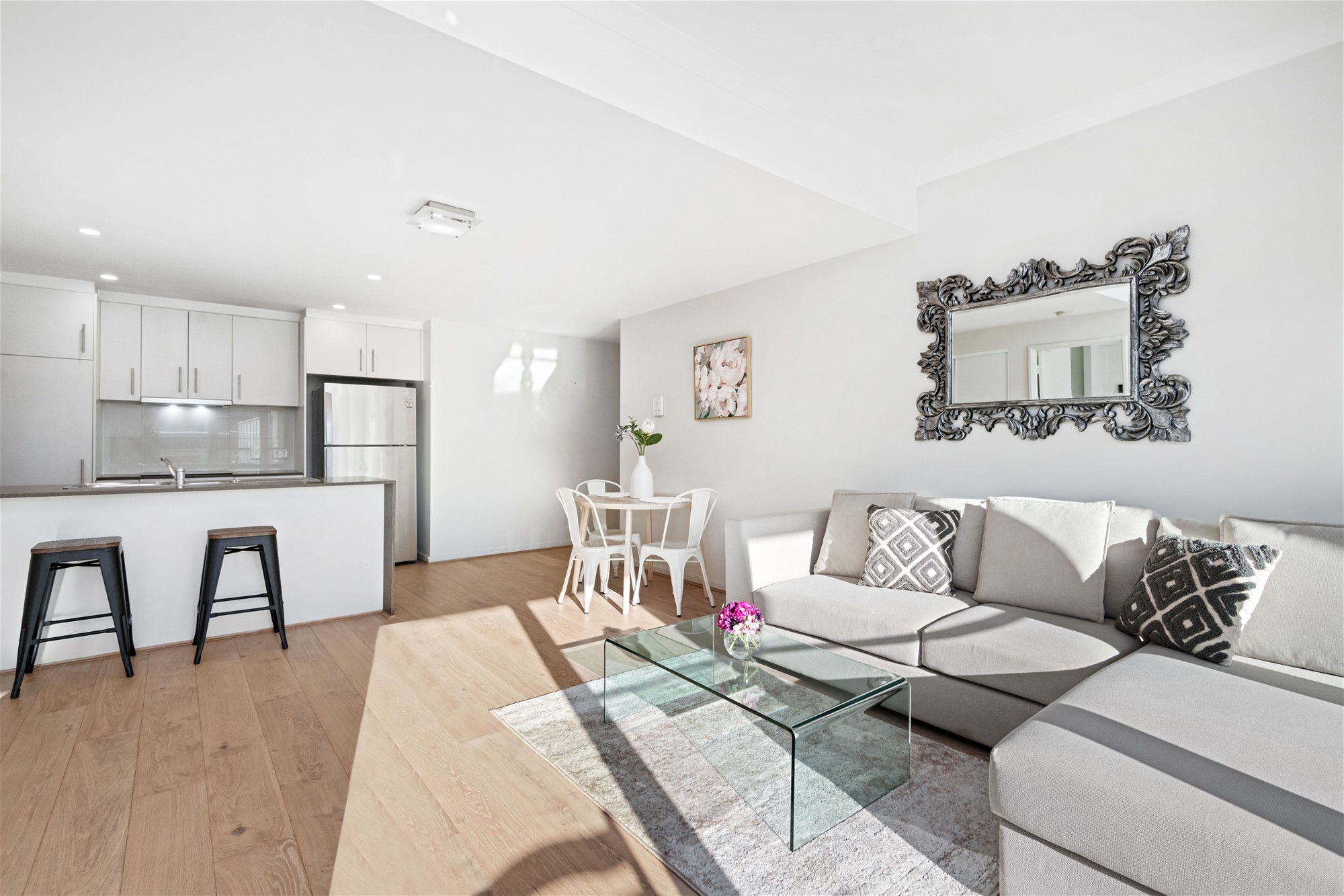 FURNISHED EXECUTIVE APARTMENT! 2