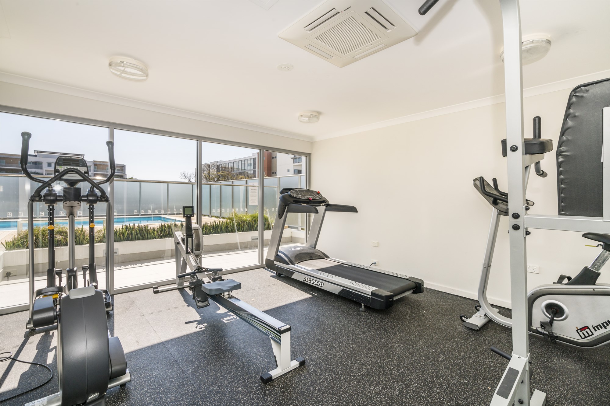 FURNISHED EXECUTIVE APARTMENT! 16
