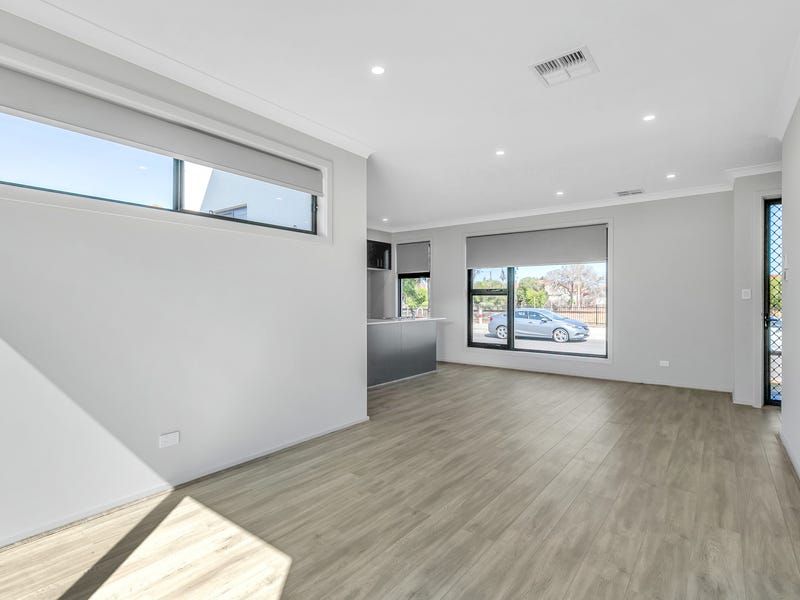 Townhouse – low maintenance 8