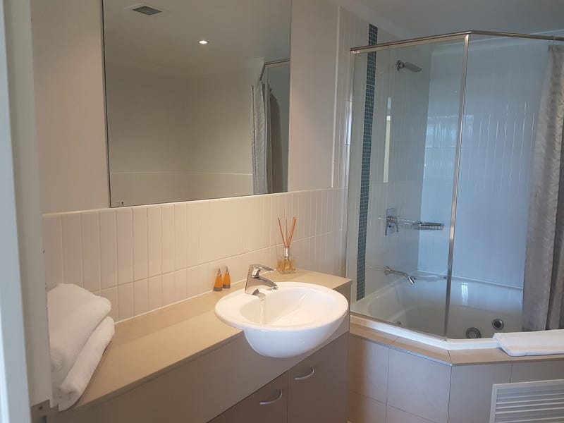 Beautiful Beach Views/water bills incl. 5
