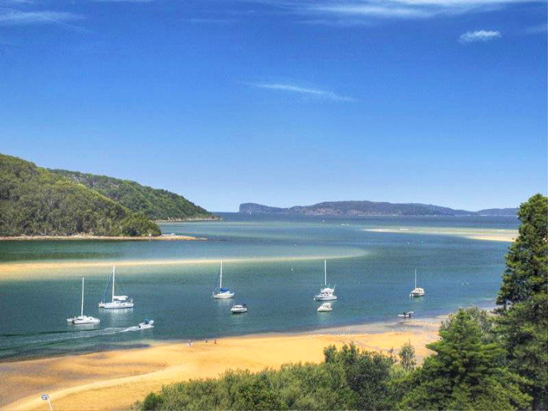 Beautiful Beach Views/water bills incl. 9