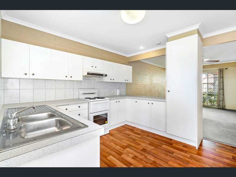 Cozy Townhome Close to all 5