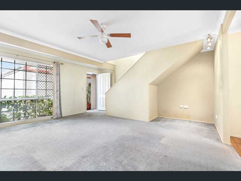 Cozy Townhome Close to all 6