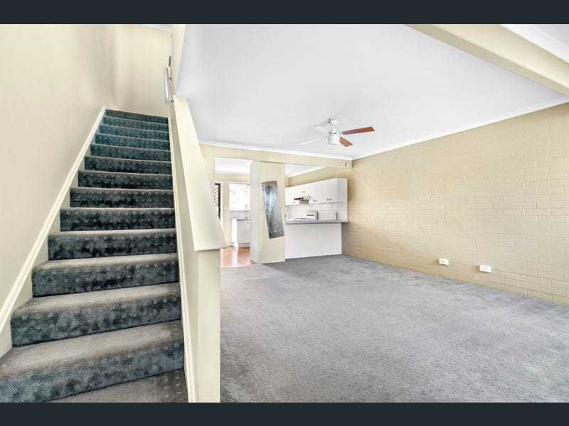 Cozy Townhome Close to all 11