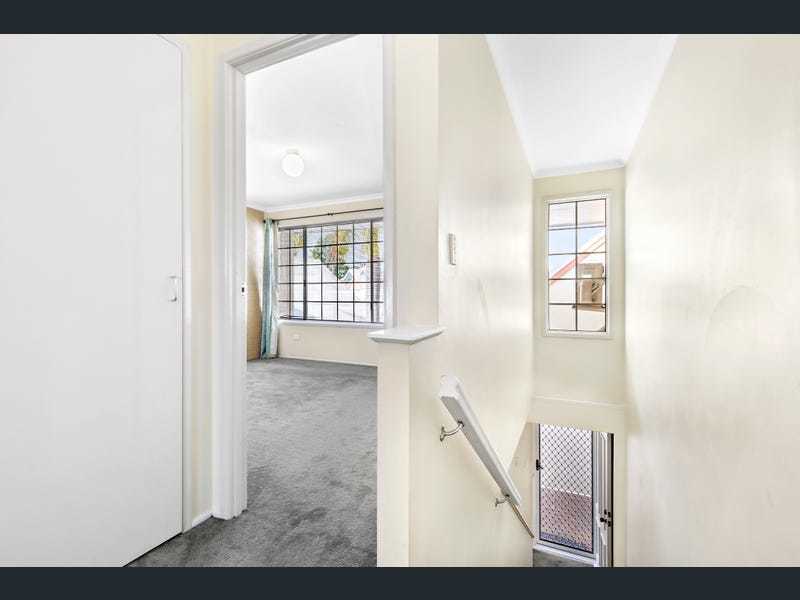 Cozy Townhome Close to all 12