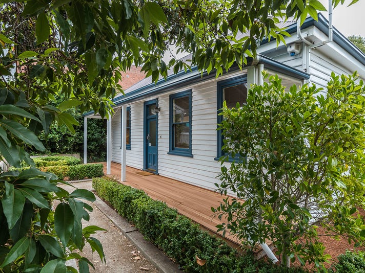 Charming 3-Bedroom Weatherboard Cottage, Walk 2