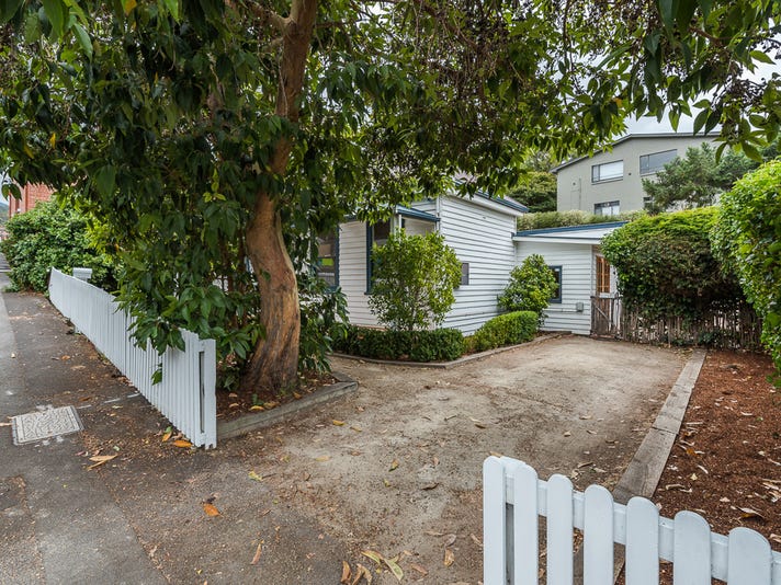 Charming 3-Bedroom Weatherboard Cottage, Walk 15