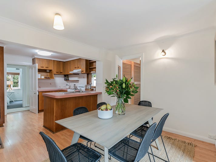 Charming 3-Bedroom Weatherboard Cottage, Walk 16