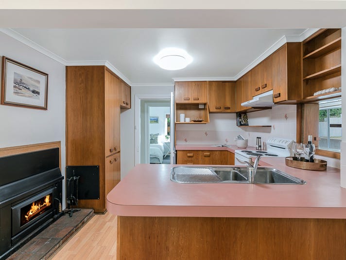 Charming 3-Bedroom Weatherboard Cottage, Walk 17