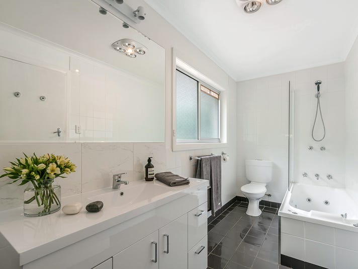 Charming 3-Bedroom Weatherboard Cottage, Walk 19