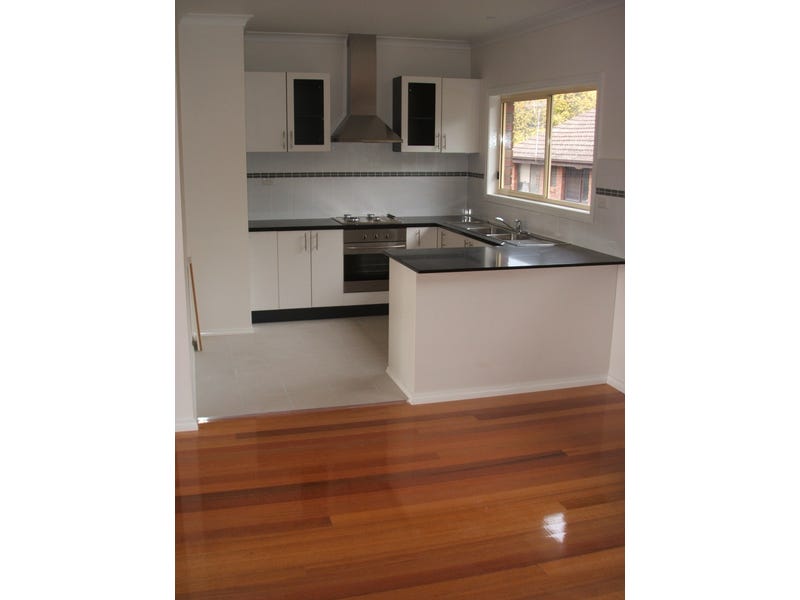 STYLISH TOWNHOUSE IN THE HEART 3