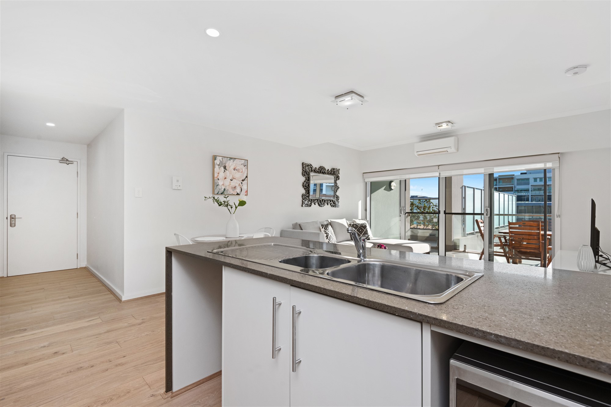 FURNISHED EXECUTIVE APARTMENT! 7
