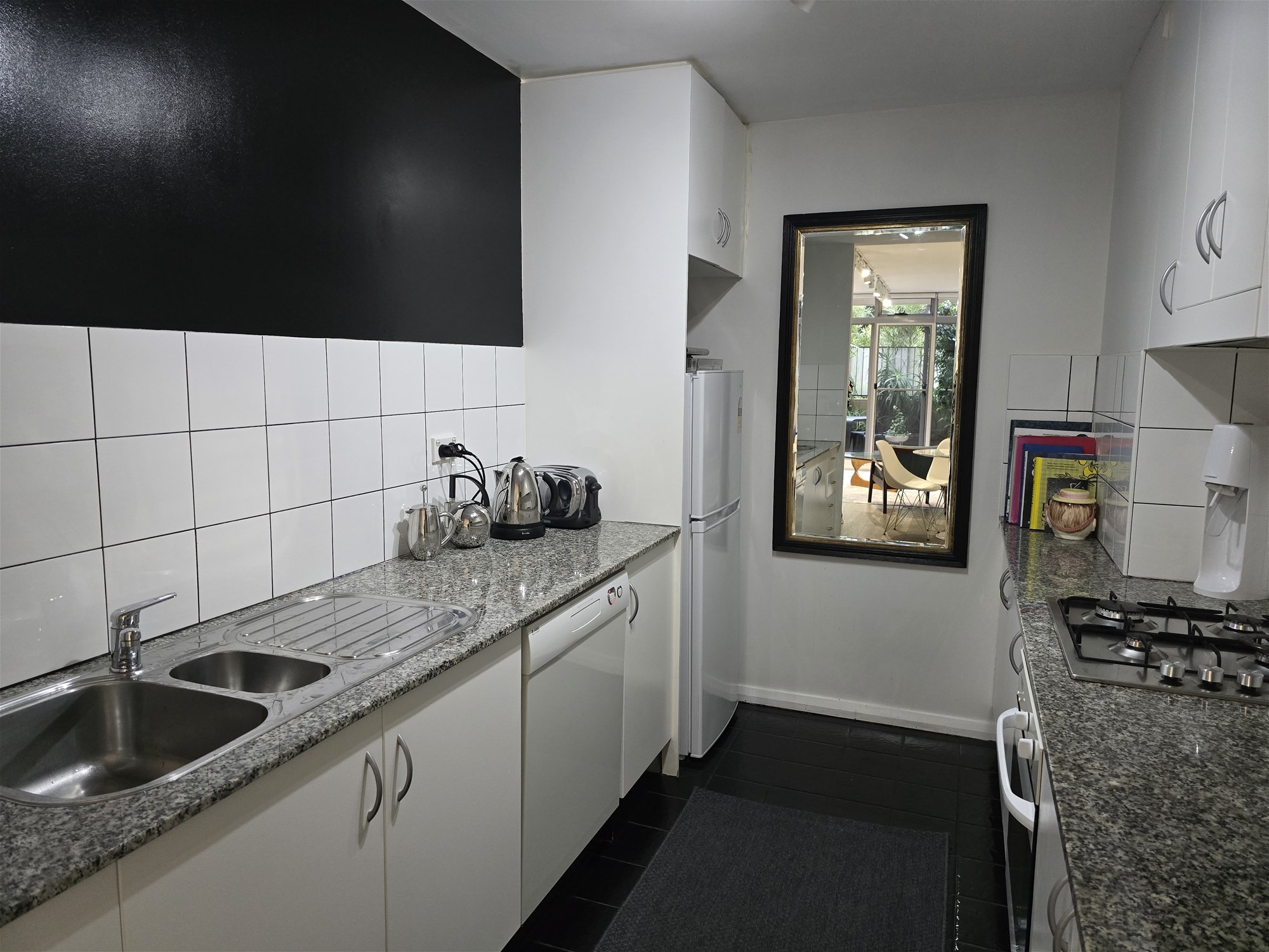 ‘Oasis’ quiet & spacious apartment. 4