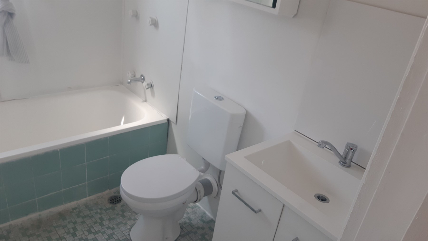 LOVELY CLASSIC COTTAGE -FRESHLY RENOVATED 9
