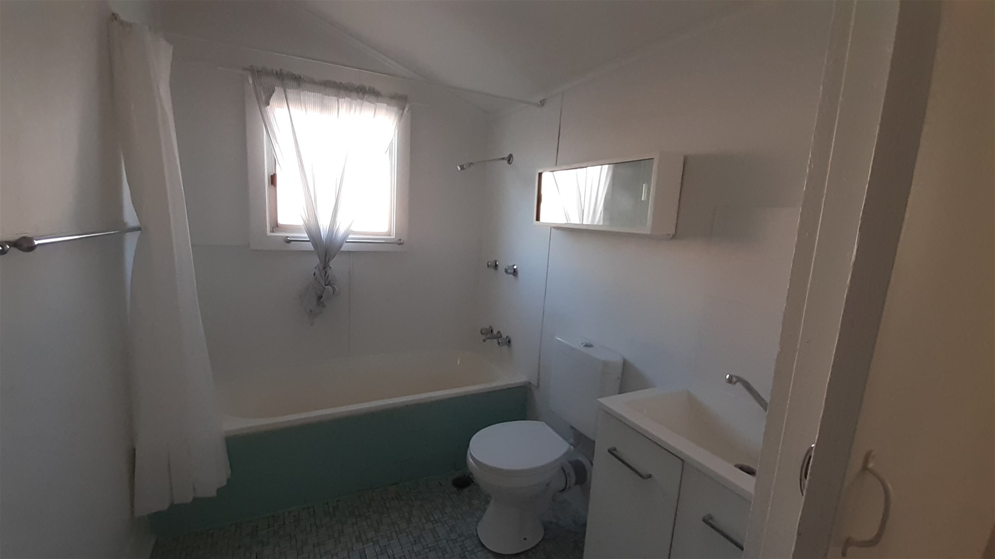 LOVELY CLASSIC COTTAGE -FRESHLY RENOVATED 12