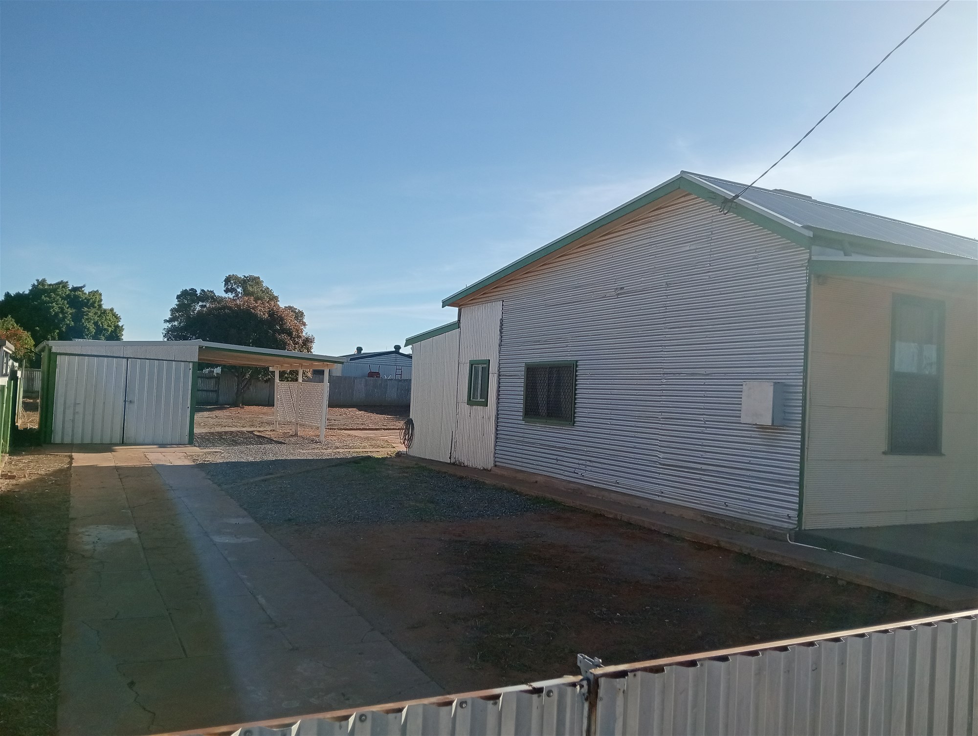 LOVELY CLASSIC COTTAGE -FRESHLY RENOVATED -CENTRAL POSITION-MASSIVE LAND-EXTRA ROOM