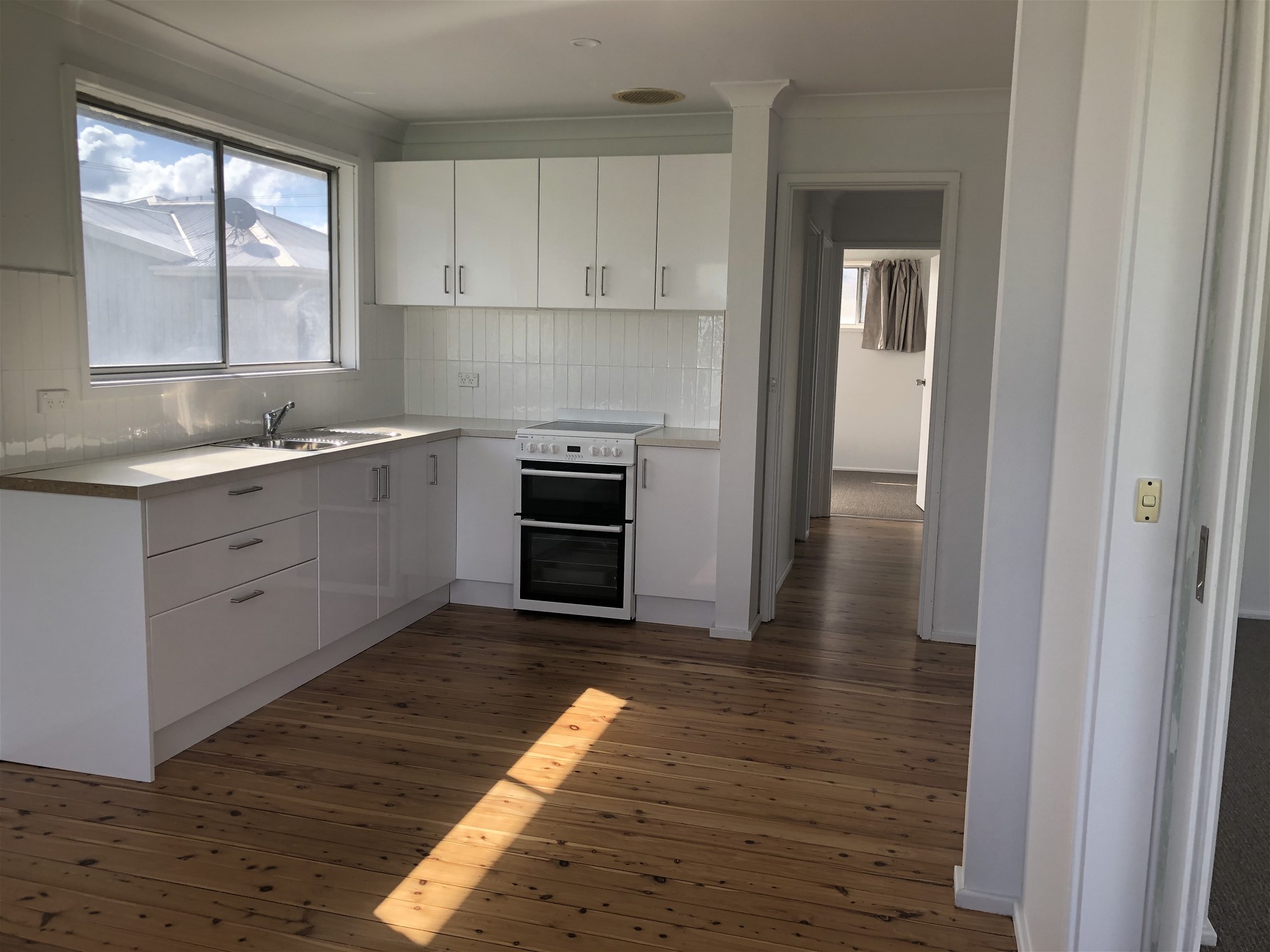 Peaceful, recently renovated, spacious two bedroom apartment with lake views. Surrounded by spacious lawns and just 50 meters to the lake’s edge.