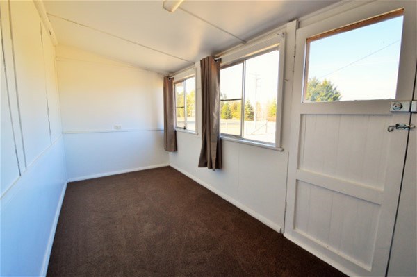 Spacious Property only 25 minutes 6