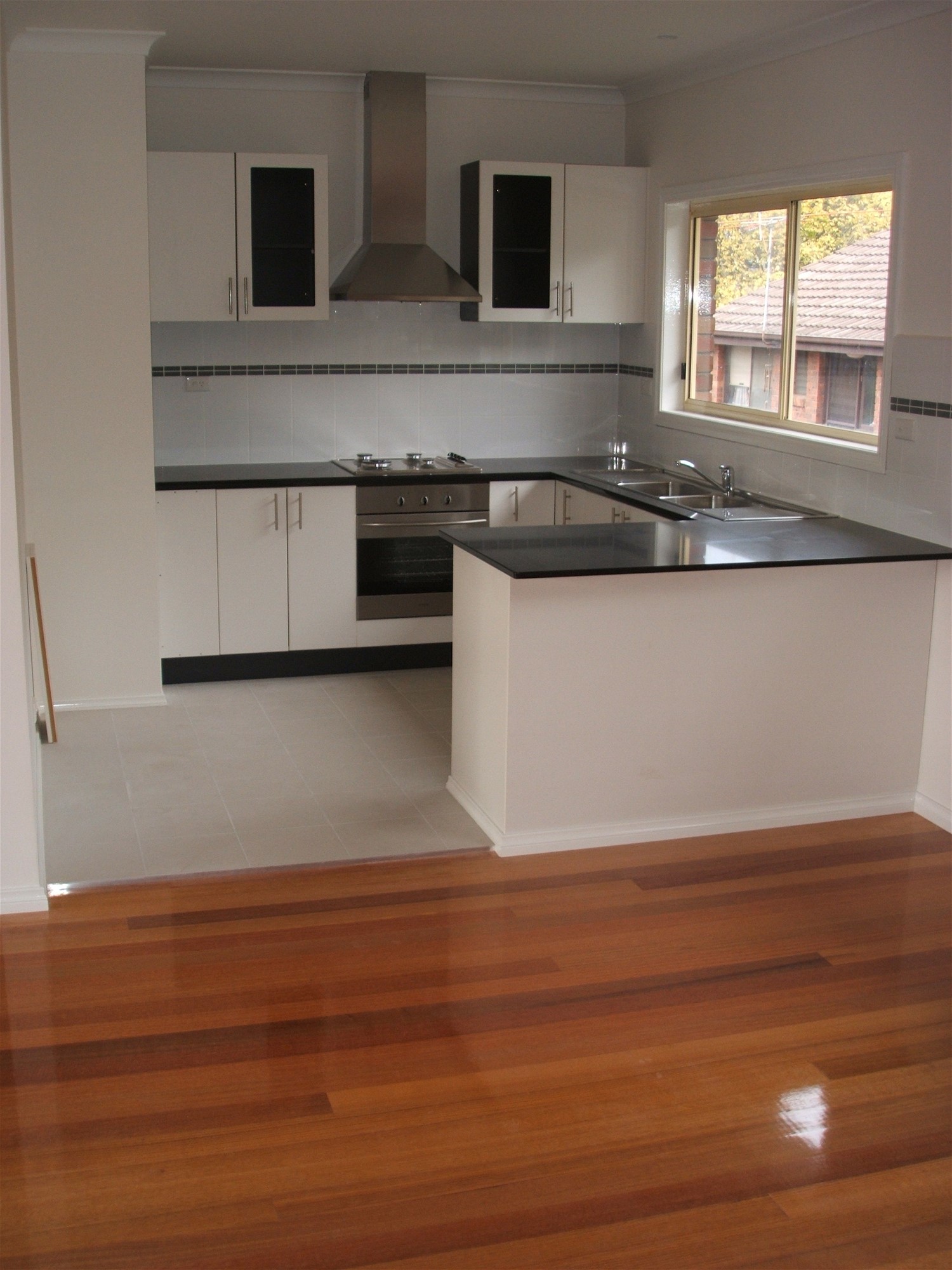 STYLISH TOWNHOUSE IN THE HEART 2