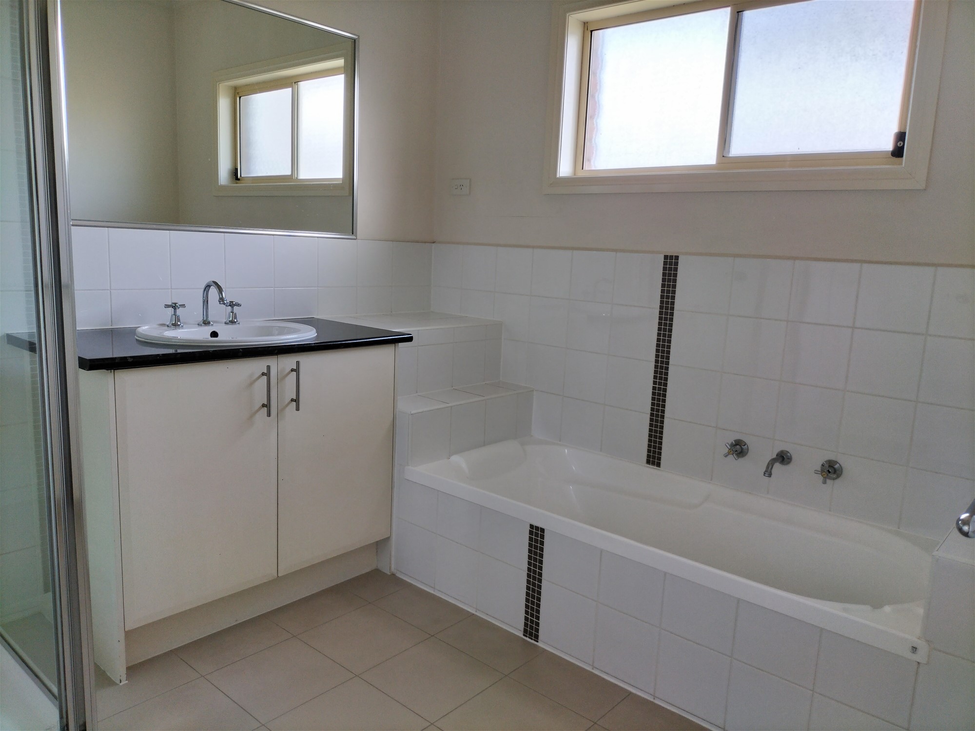 STYLISH TOWNHOUSE IN THE HEART 4