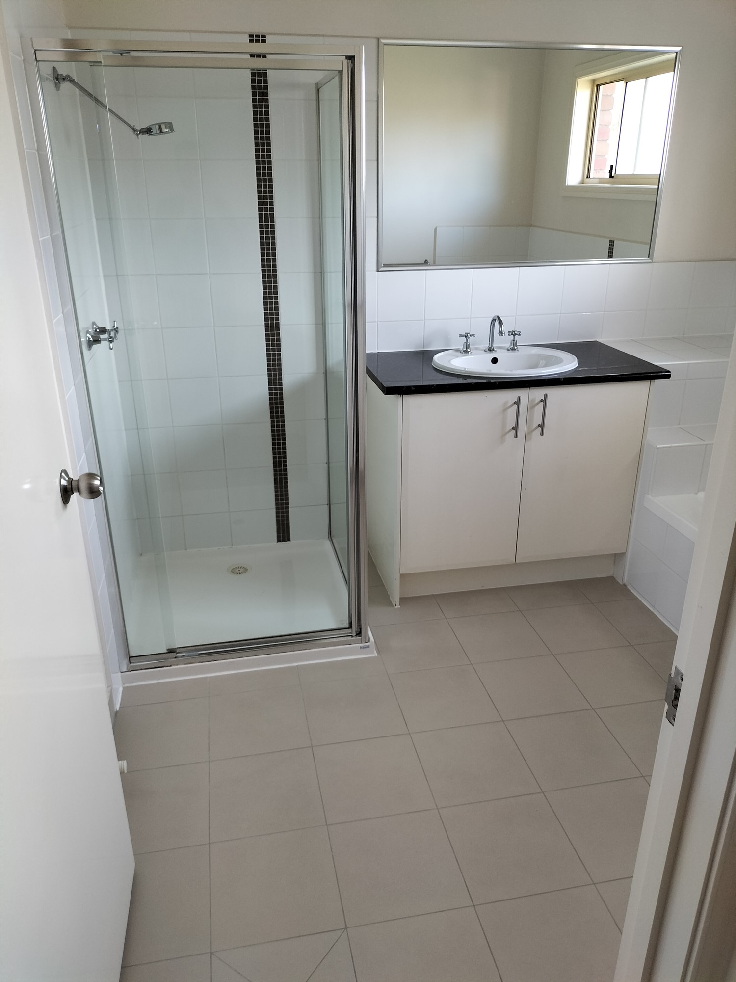 STYLISH TOWNHOUSE IN THE HEART 5