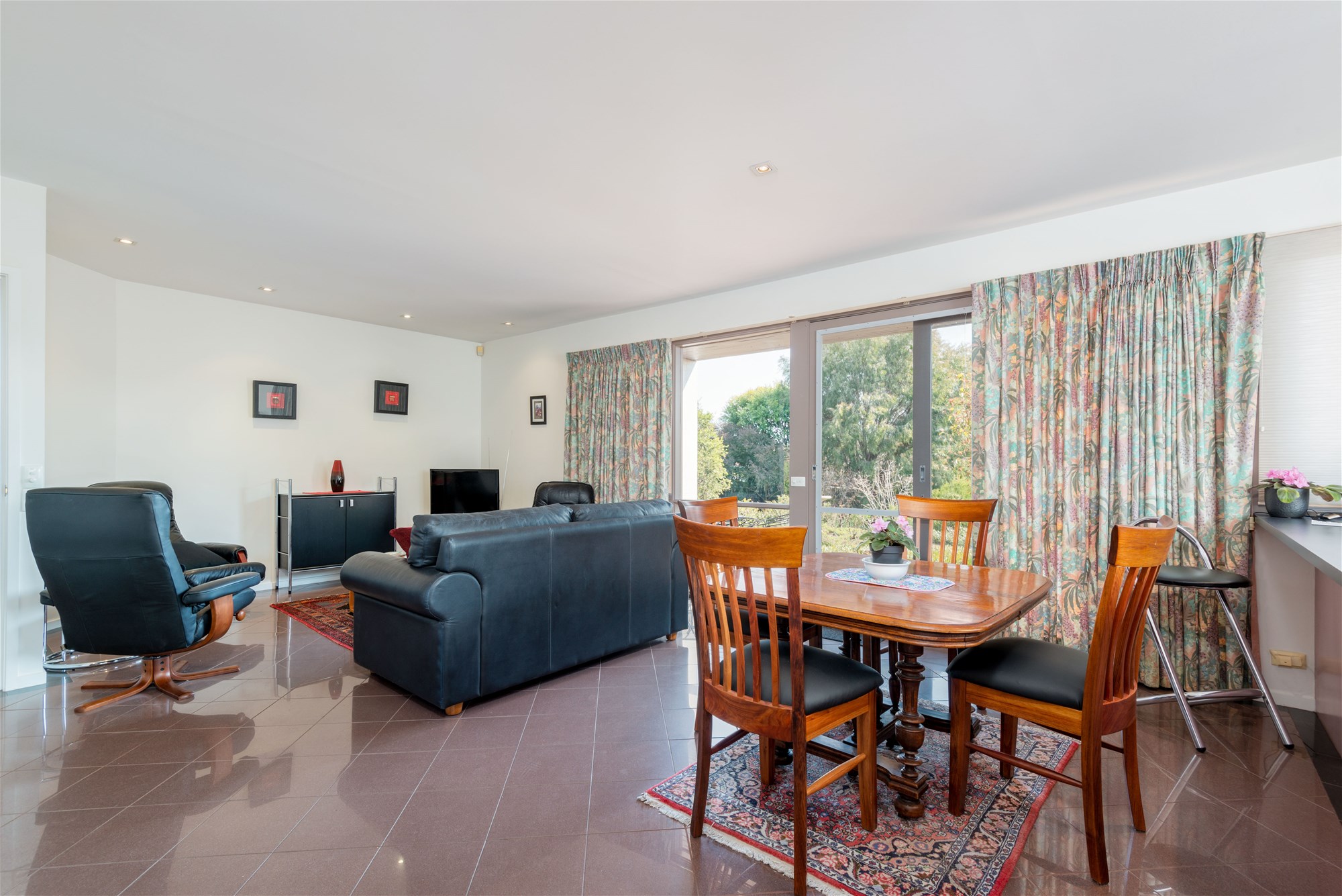 “Modern and Spacious Home for 3