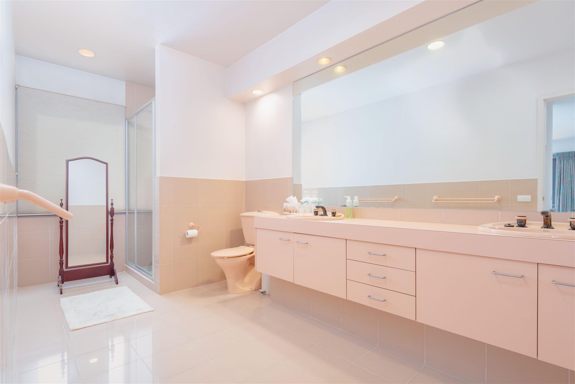 “Modern and Spacious Home for 6