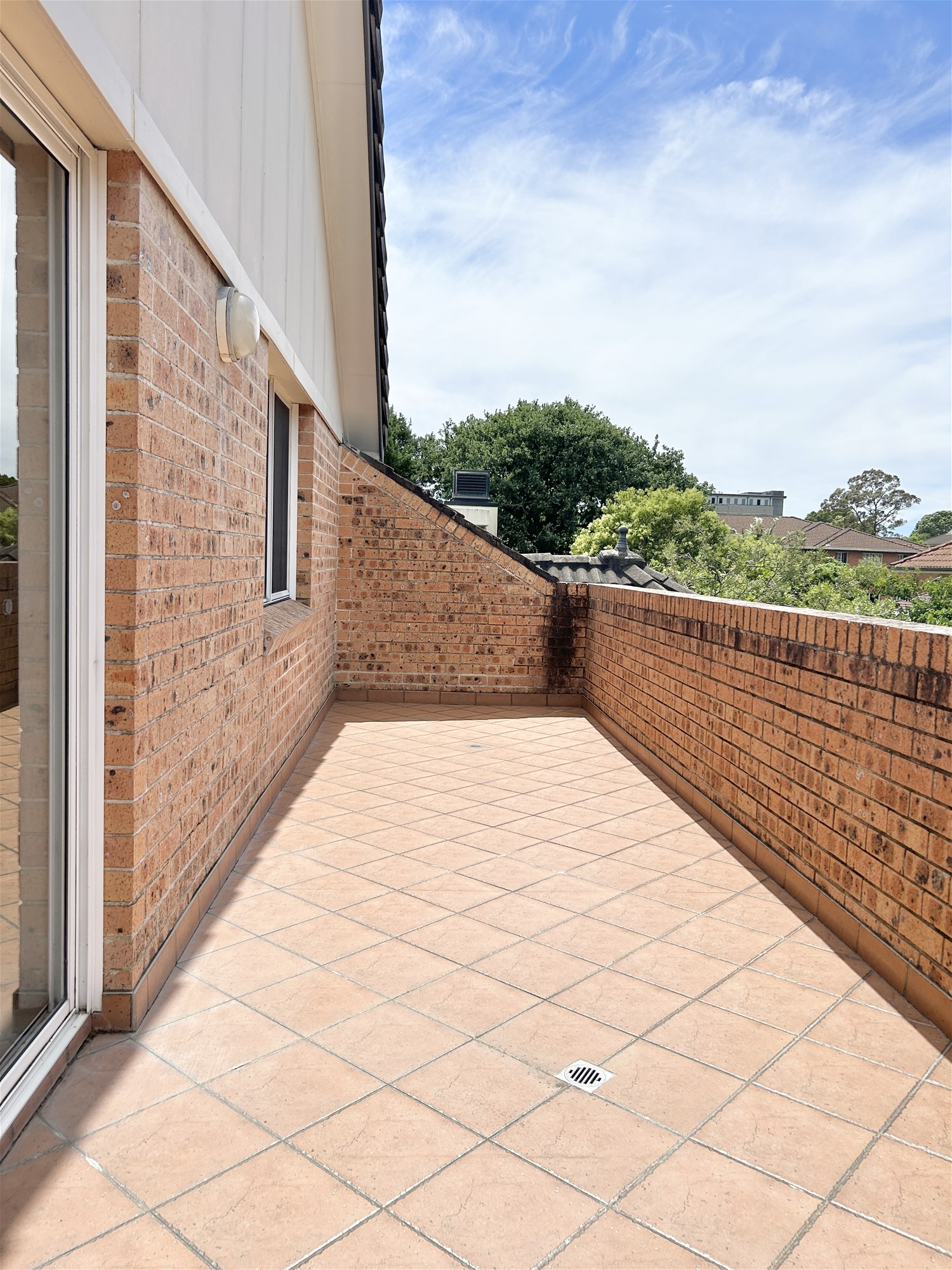 Immaculate Spacious Penthouse, Convenient & 13
