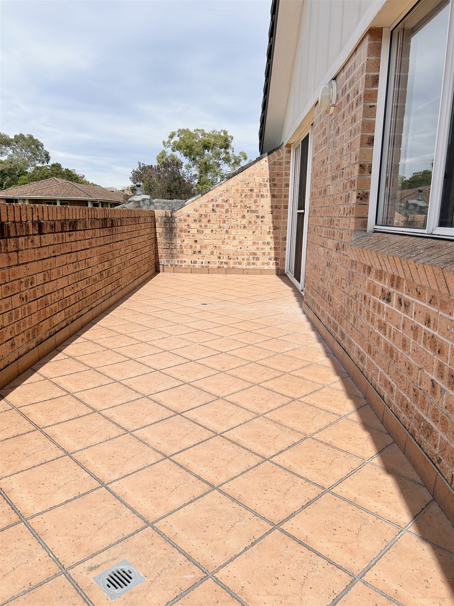 Immaculate Spacious Penthouse, Convenient & 14