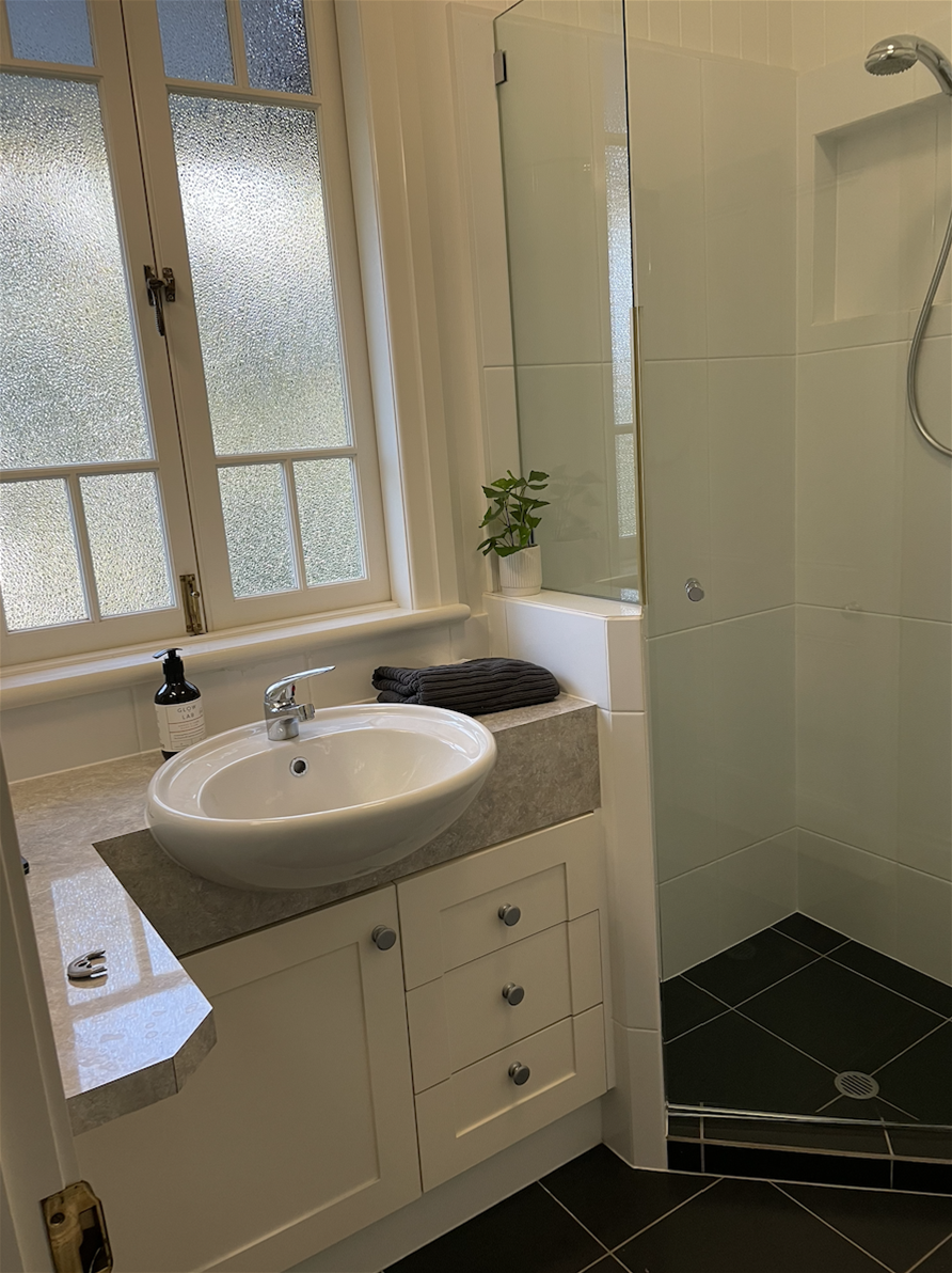 Detached One Bedroom House Furnished 8