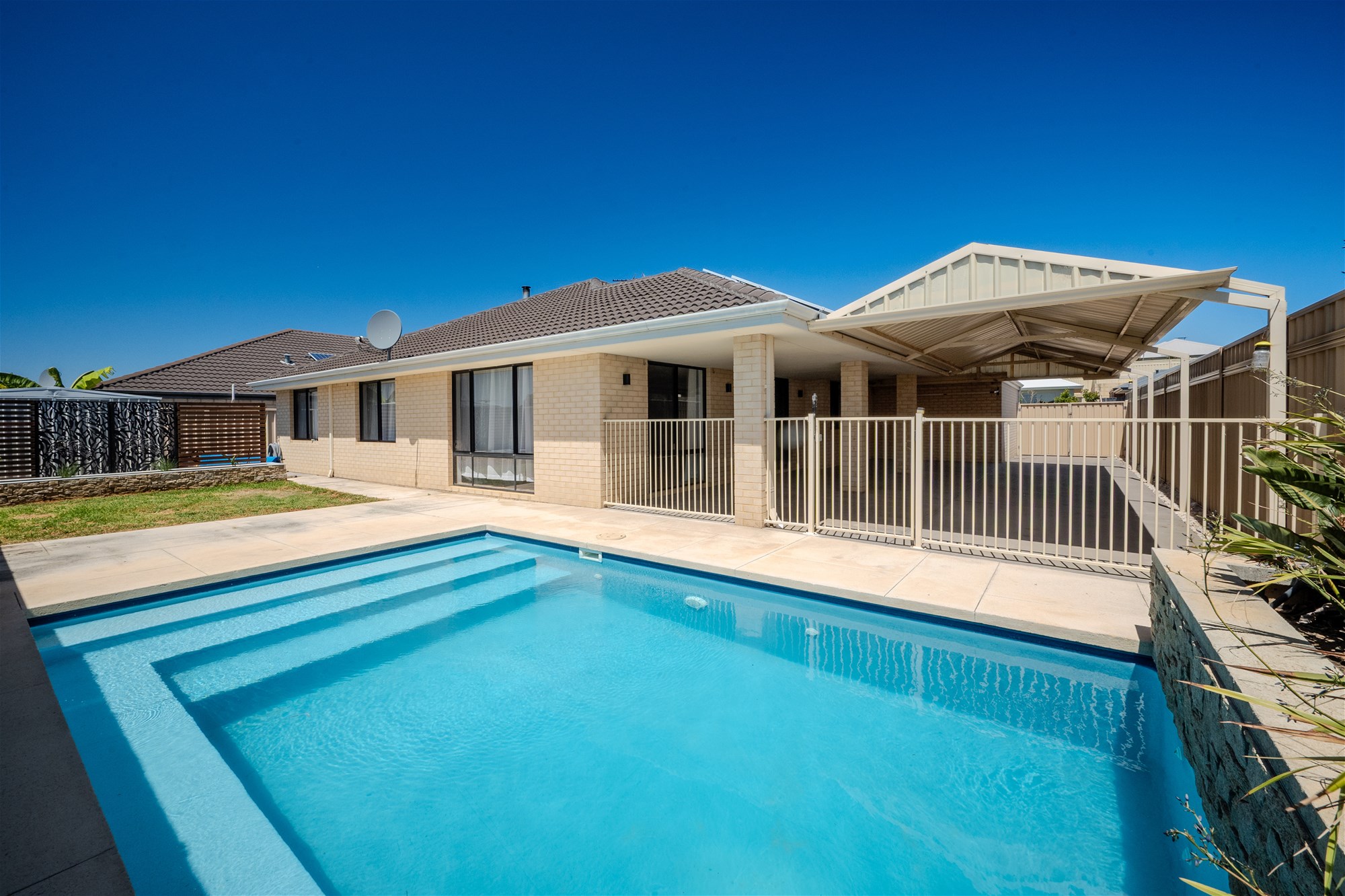 Huge Family Home With Pool!